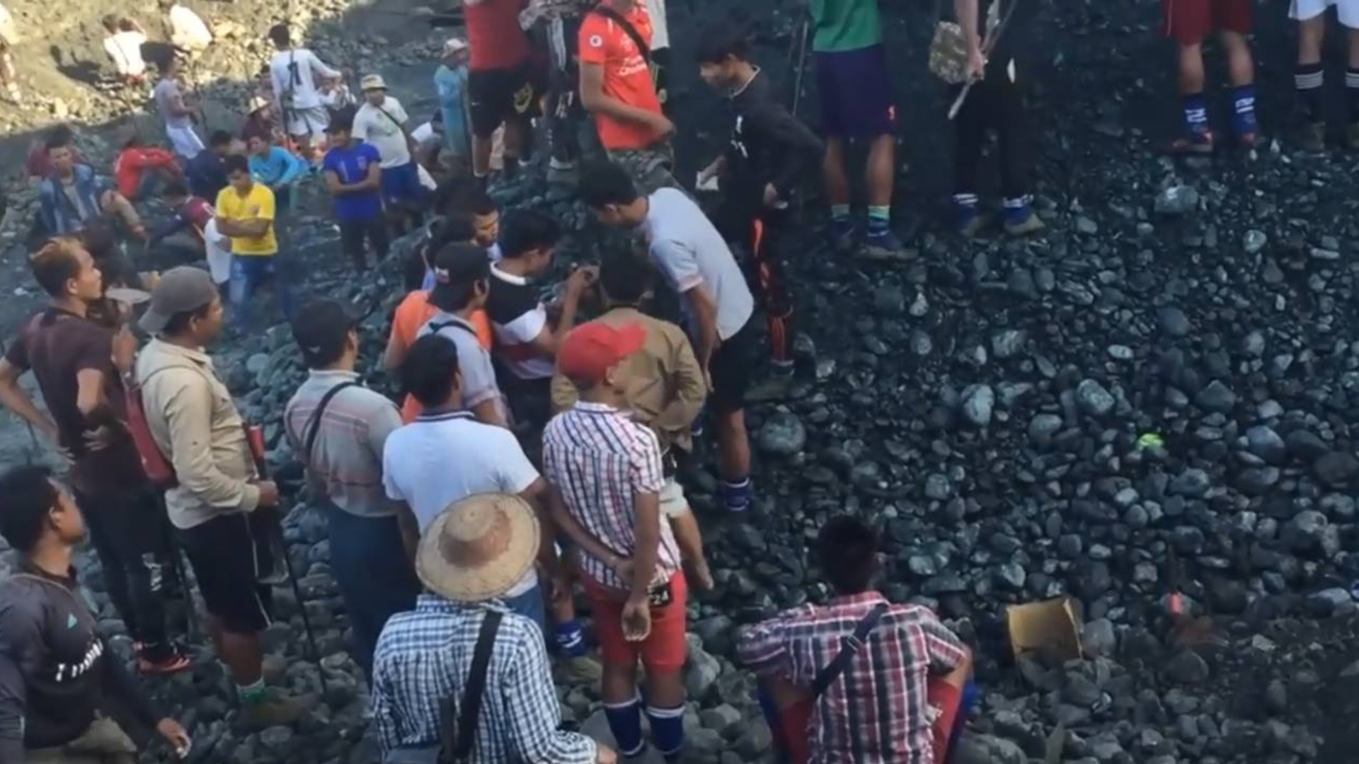 活久见!缅甸翡翠矿山挖矿现场:现挖现卖,当场成交!